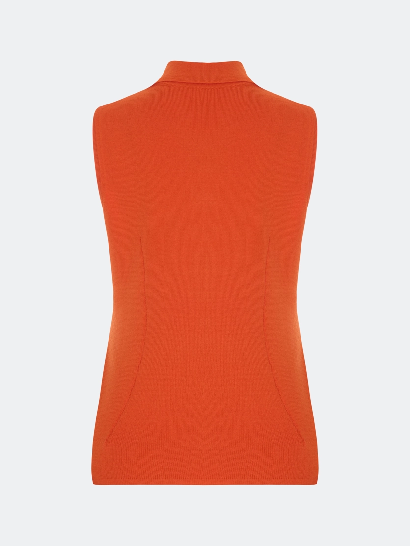 Вязаный жилет с акцентными пуговицами