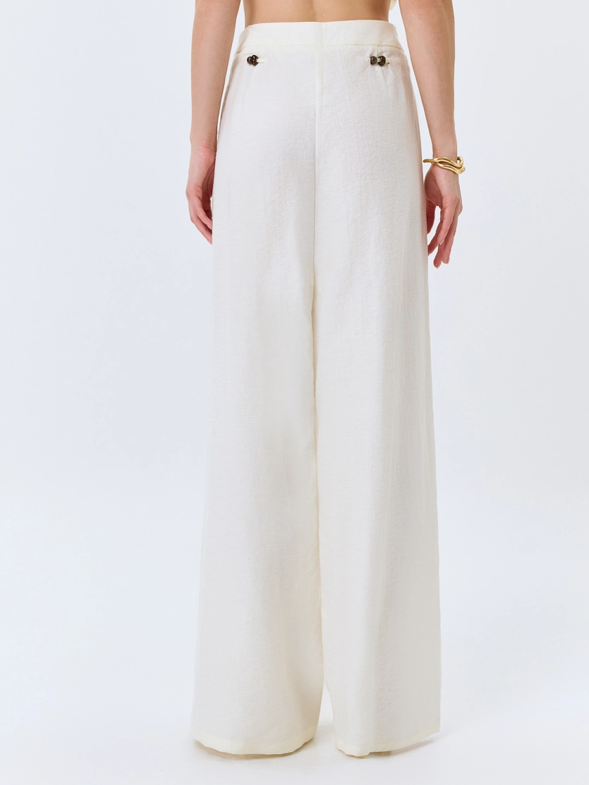 Широкие брюки с акцентным поясом