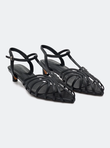 Кожаные босоножки на низком каблуке