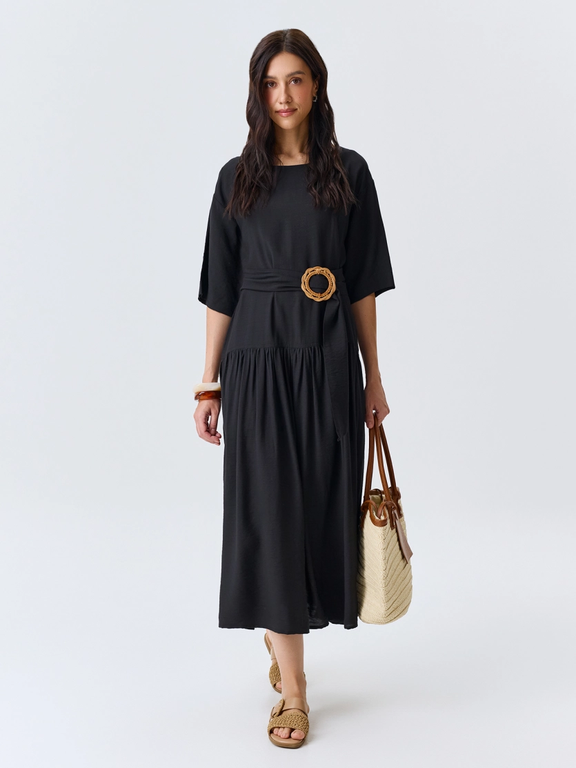 Платье из тенселя с акцентным поясом