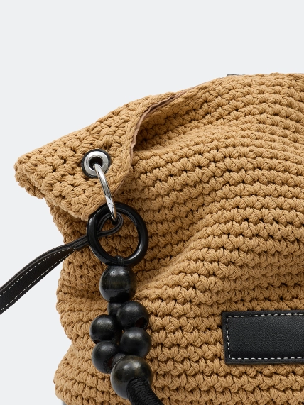 Плетеная сумка с акцентной ручкой