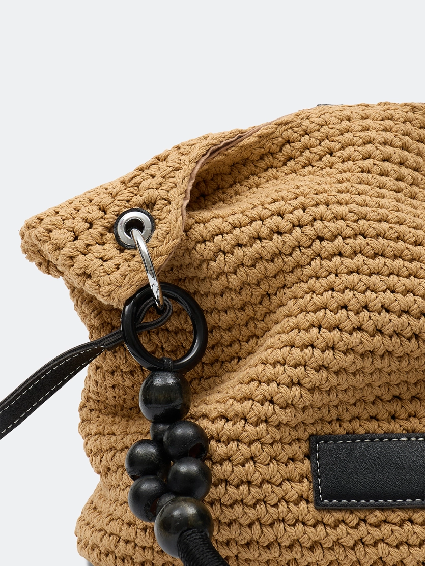 Плетеная сумка с акцентной ручкой