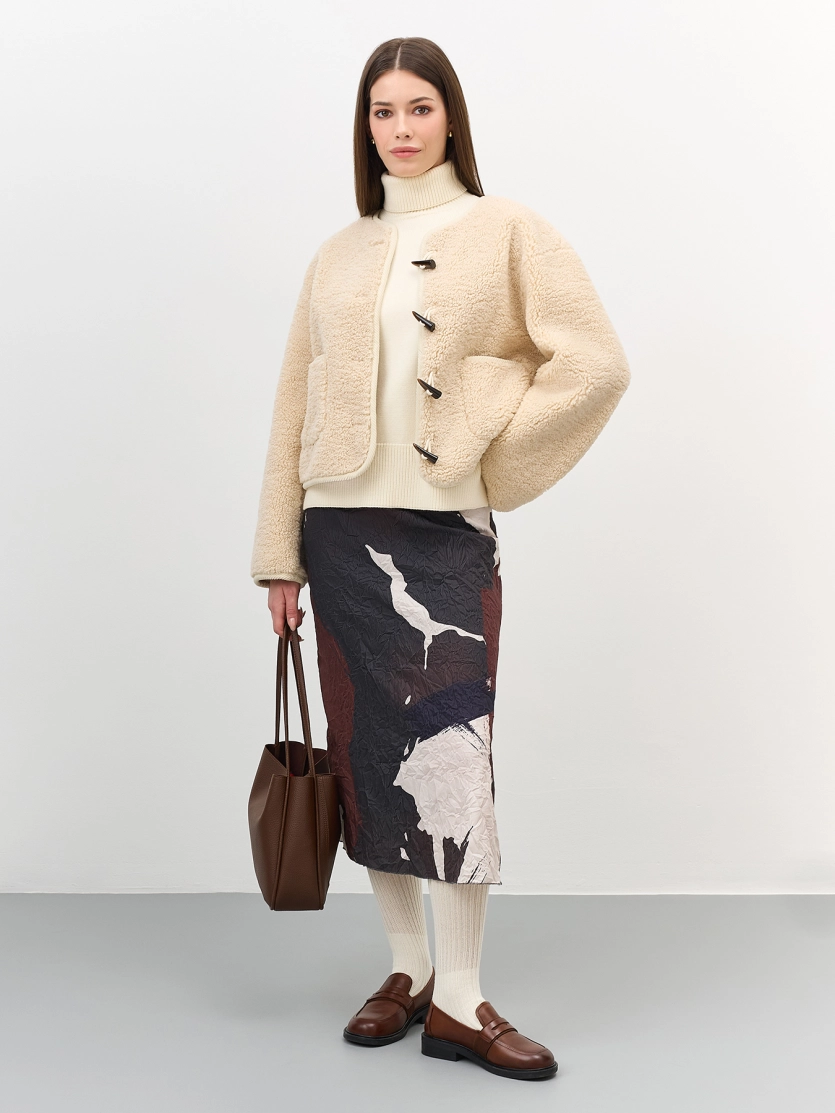 Плюшевый жакет с декоративной застежкой