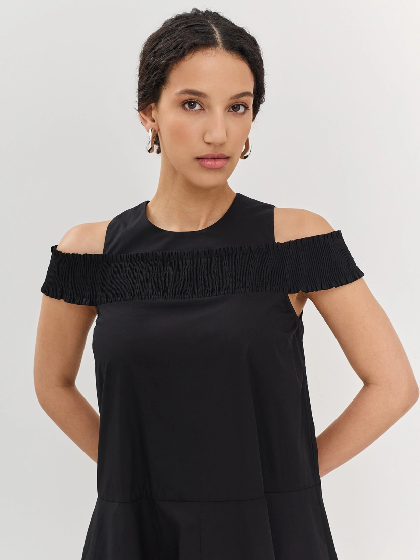 Хлопковое платье с акцентом на плечах