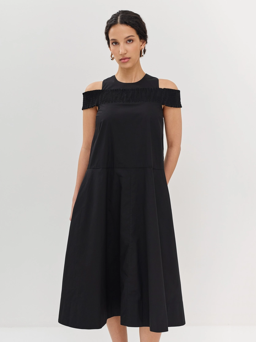 Хлопковое платье с акцентом на плечах