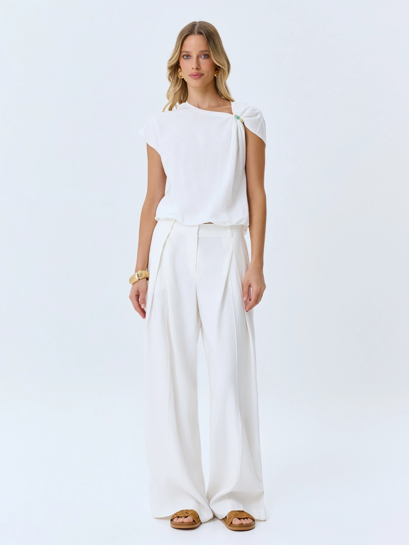 Топ с асимметричным декором