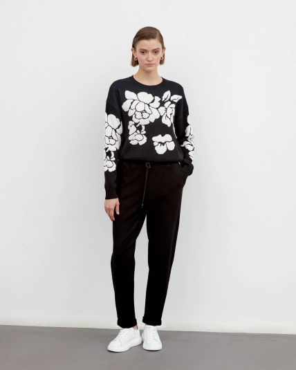 Чёрно-белый свитер с цветами