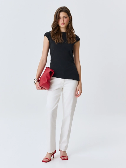 Прямые джинсы с акцентными швами