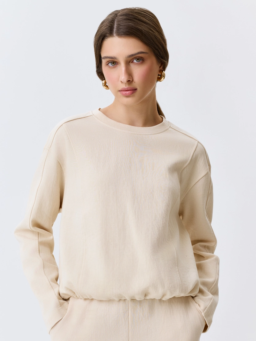 Укороченный джемпер с рельефными швами