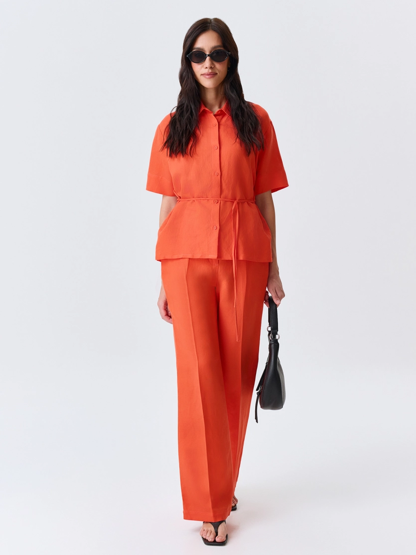 Блузка с разрезом на спине 