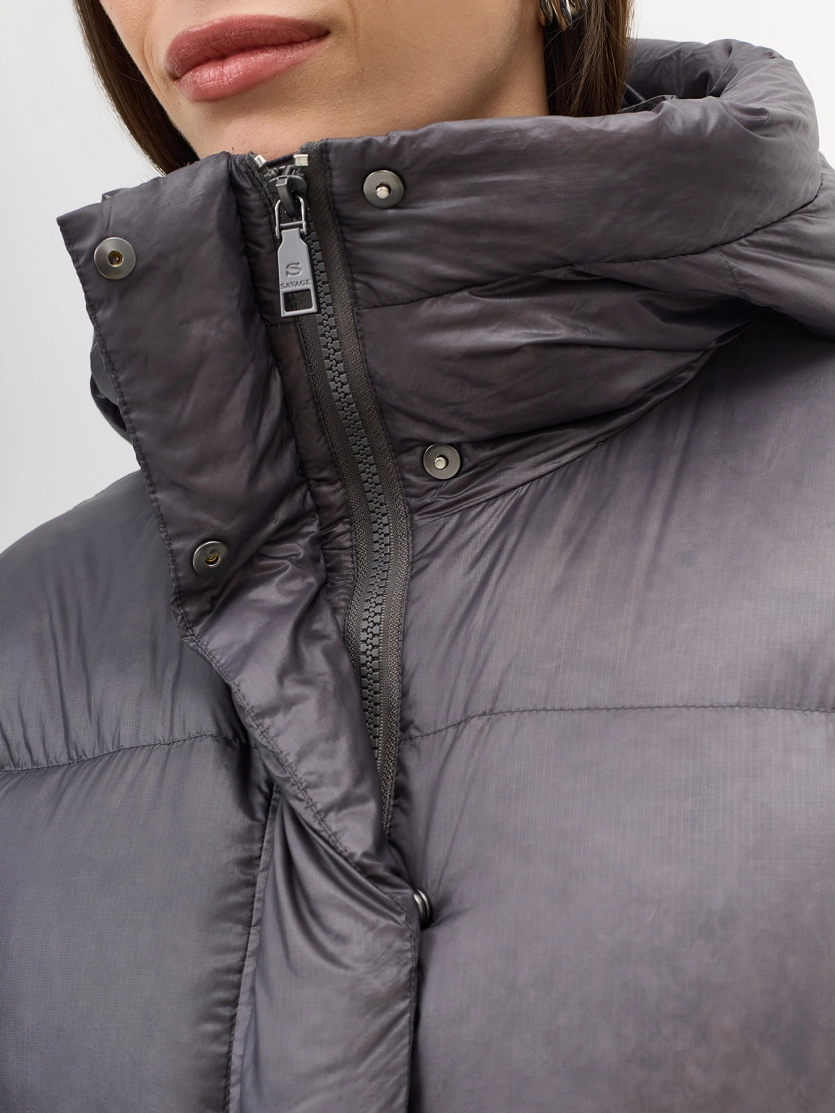 Укороченный пуховик с сатиновым блеском