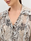 Укороченная блузка с анималистичным принтом