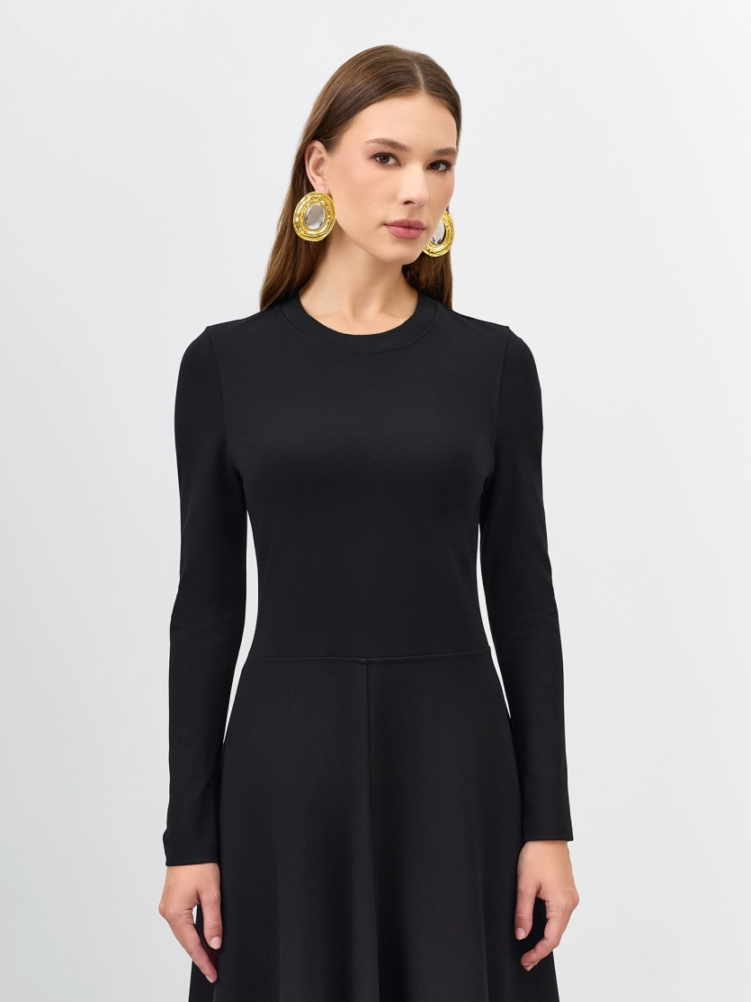 Приталенное трикотажное платье