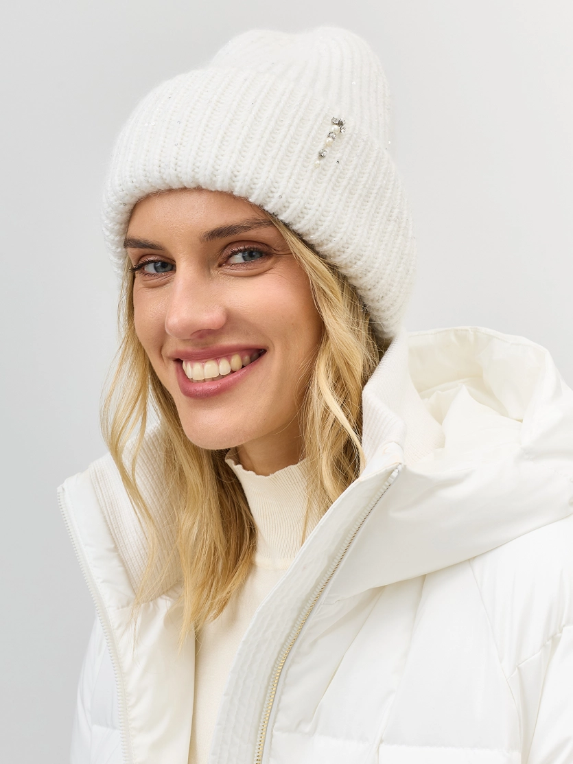 Шапка бини с минималистичным декором