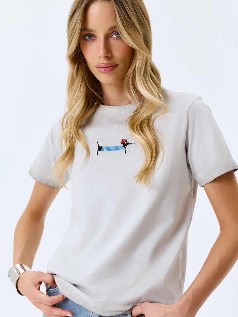 Футболка с яркой вышивкой