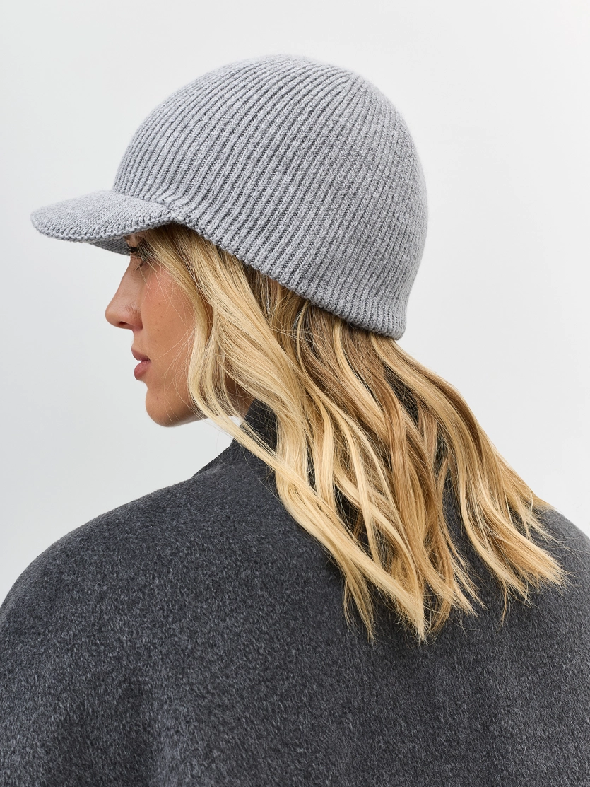Вязаная кепка с козырьком 