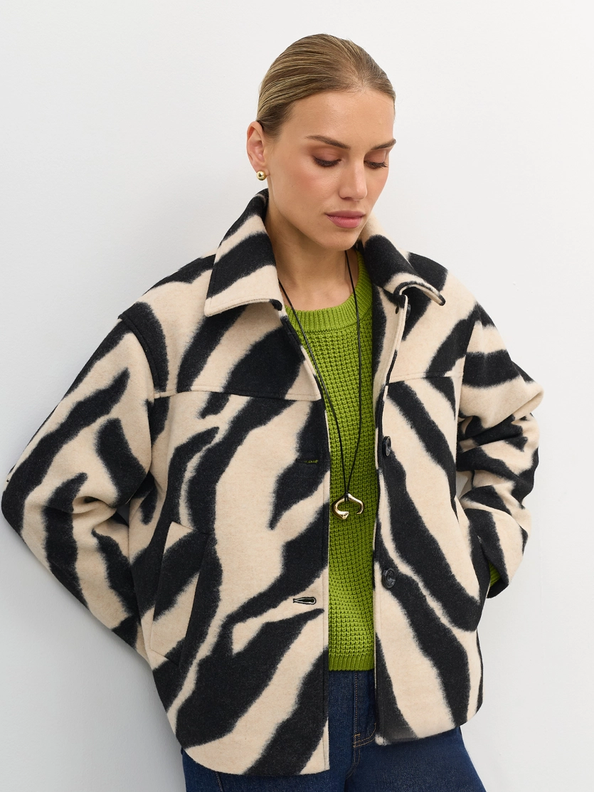 Укороченное пальто с анималистичным принтом