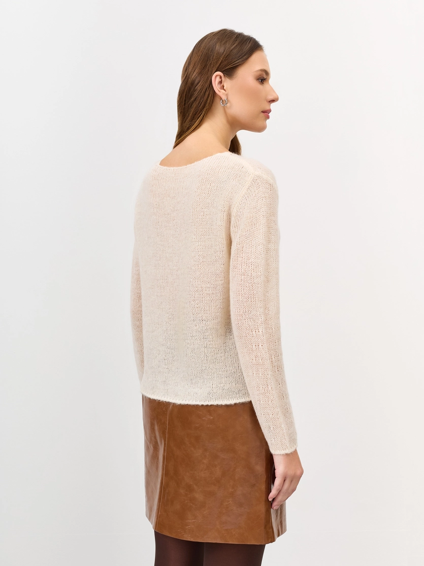 Тонкий джемпер с V-образным вырезом