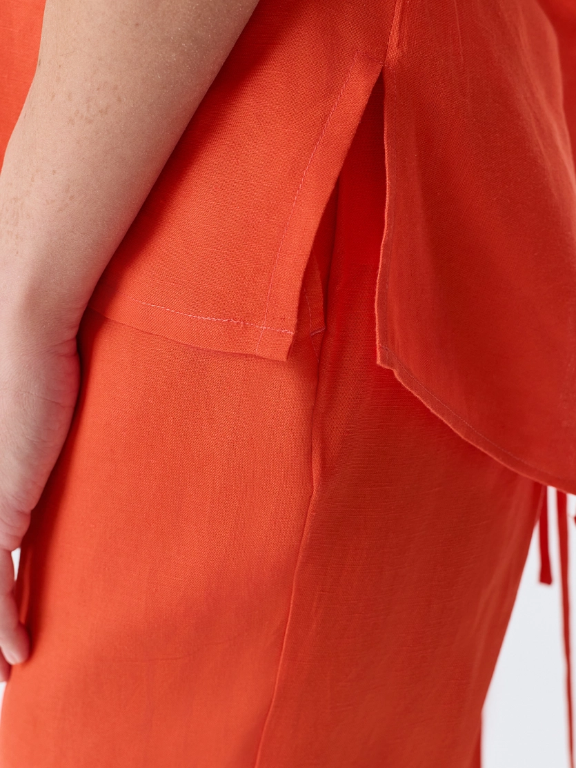 Блузка с разрезом на спине 