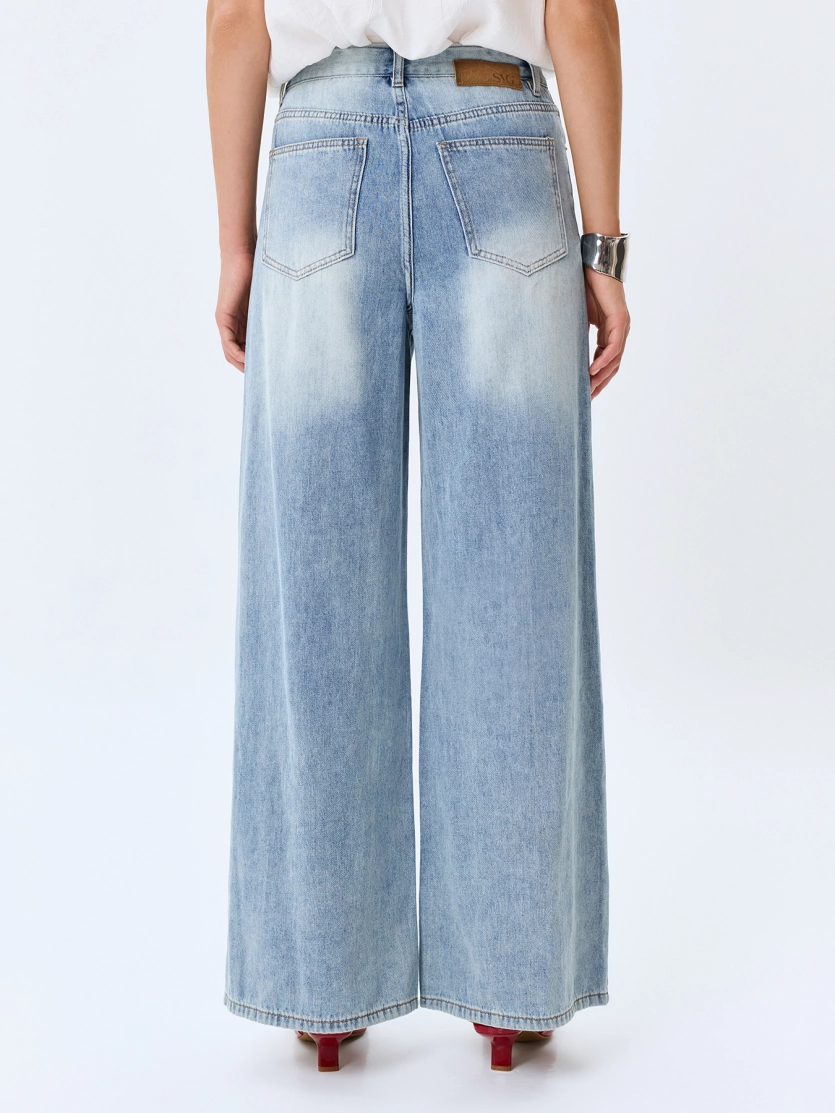 Широкие джинсы с акцентными дестроями