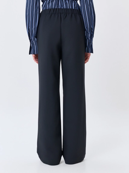 Прямые брюки с мягкими стрелками