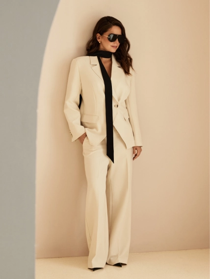 Широкие брюки с мягкими стрелками