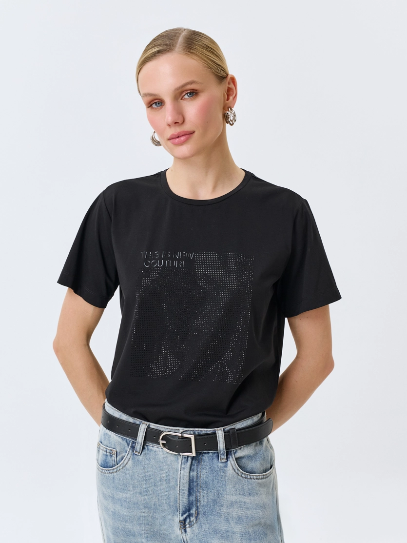 Футболка с искрящимися стразами