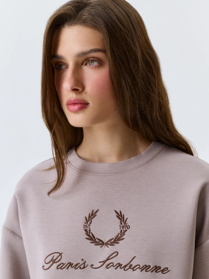 Oversize свитшот с деликатной вышивкой