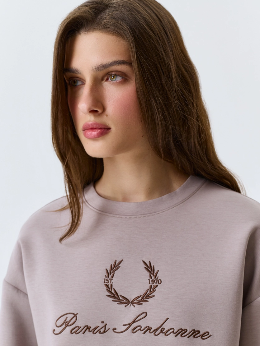 Oversize свитшот с деликатной вышивкой