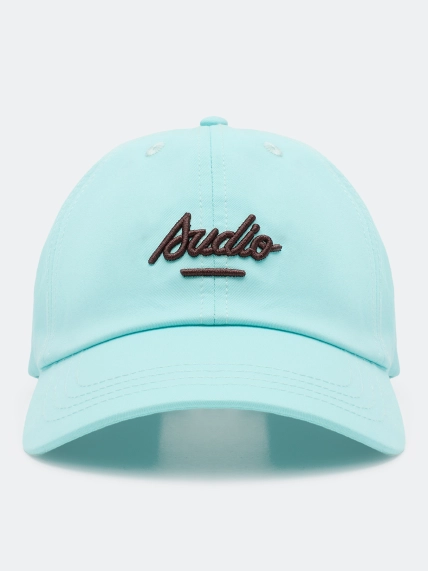 Яркая бейсболка с объемной вышивкой