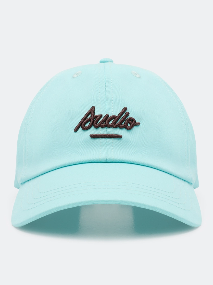 Яркая бейсболка с объемной вышивкой