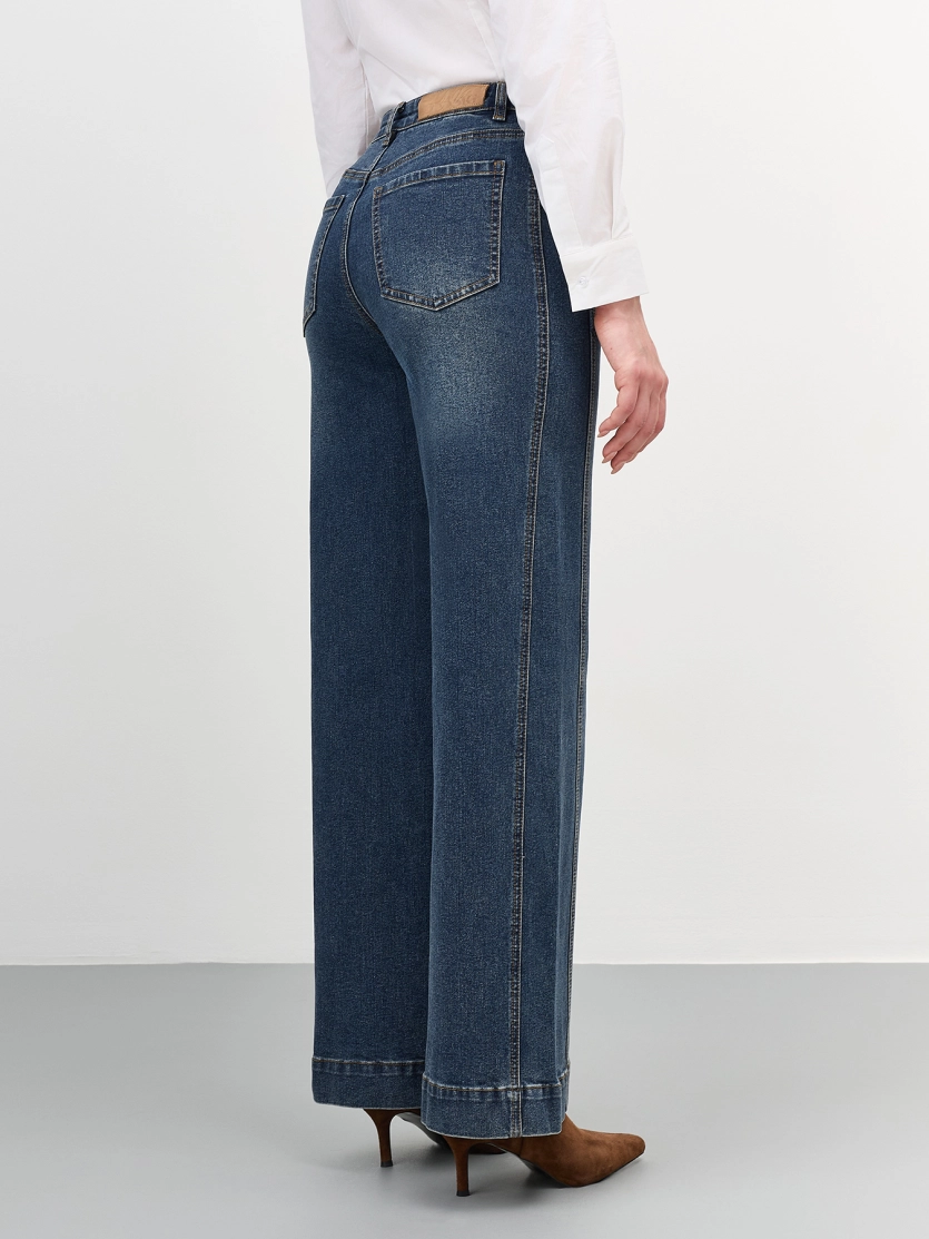 Широкие джинсы с рельефами