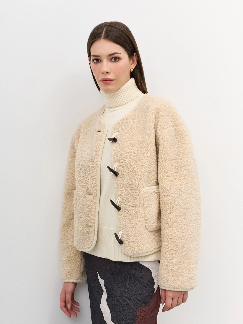 Плюшевый жакет с декоративной застежкой