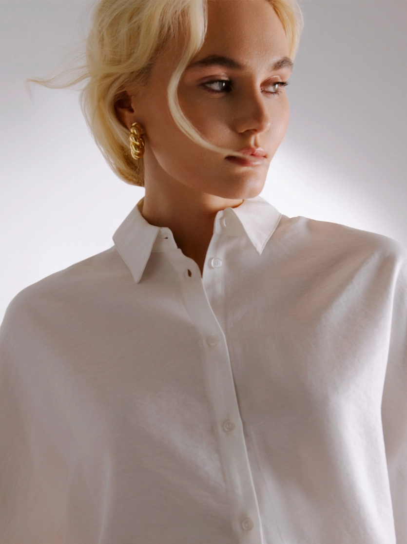 Белая блузка из вискозы с крэш эффектом
