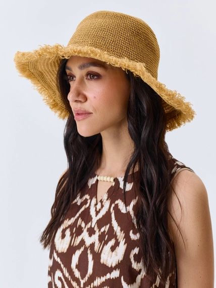 Летняя шляпа с широкими полями