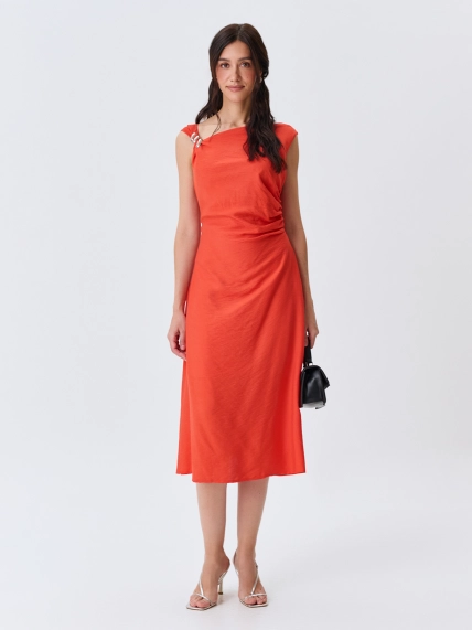 Платье-миди с асимметричным вырезом