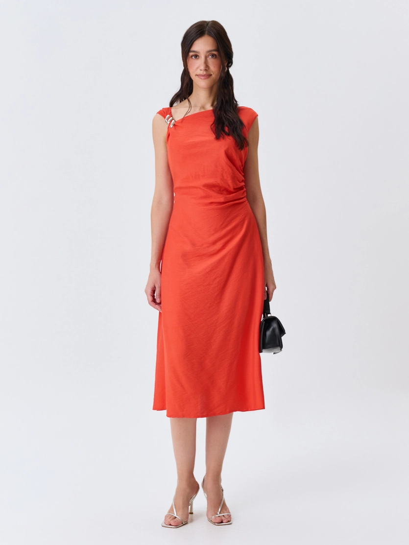 Платье-миди с асимметричным вырезом