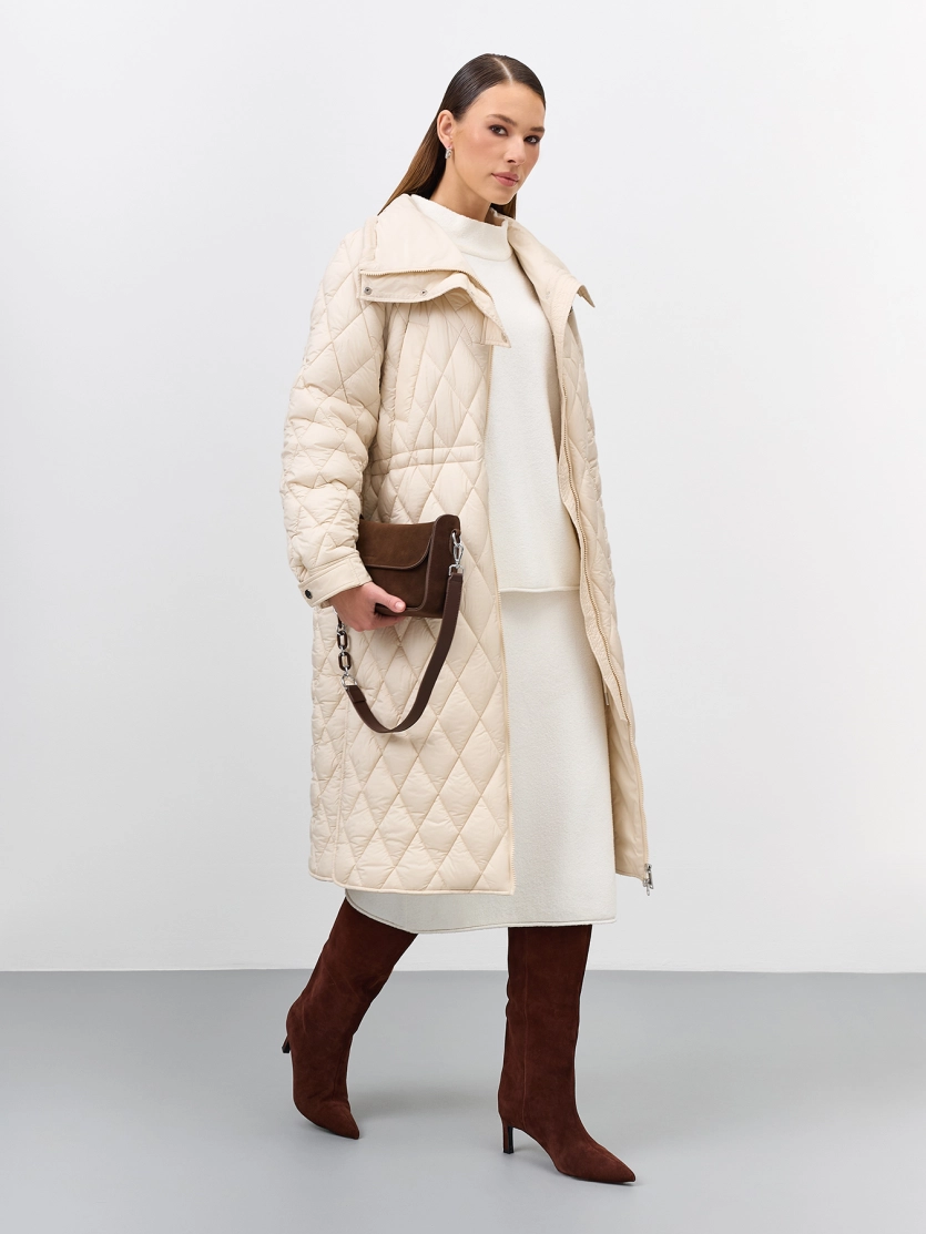 Легкое пальто с акцентным воротником