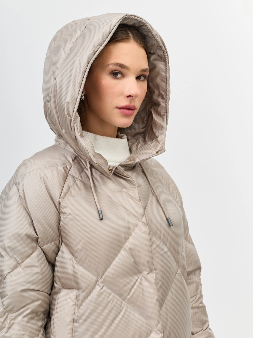 Пуховое пальто из фактурной ткани 