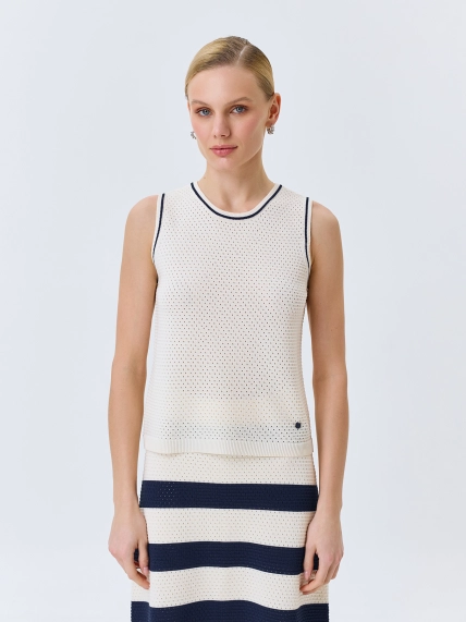 Ажурный топ с контрастными кантами