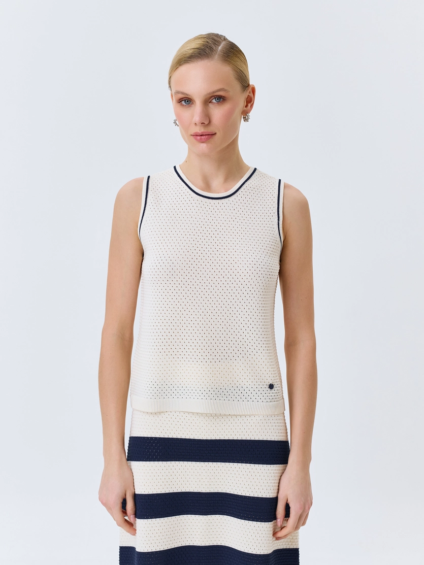 Ажурный топ с контрастными кантами