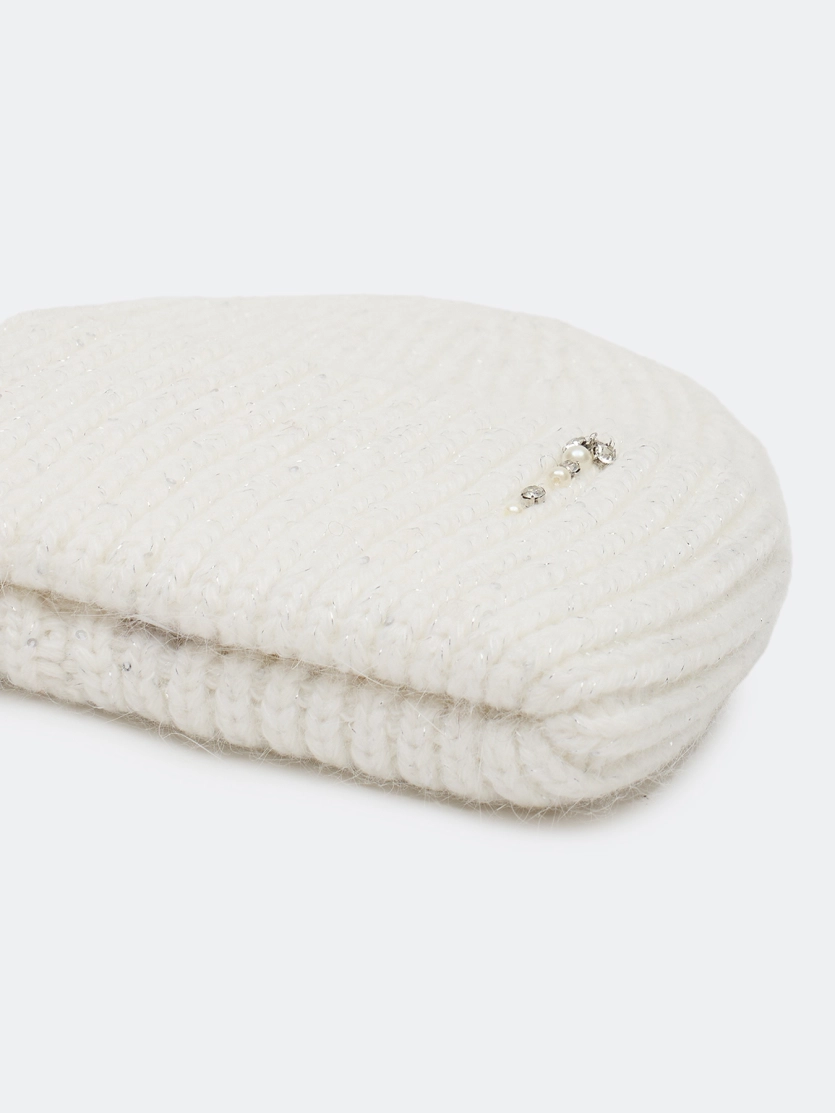 Шапка бини с минималистичным декором