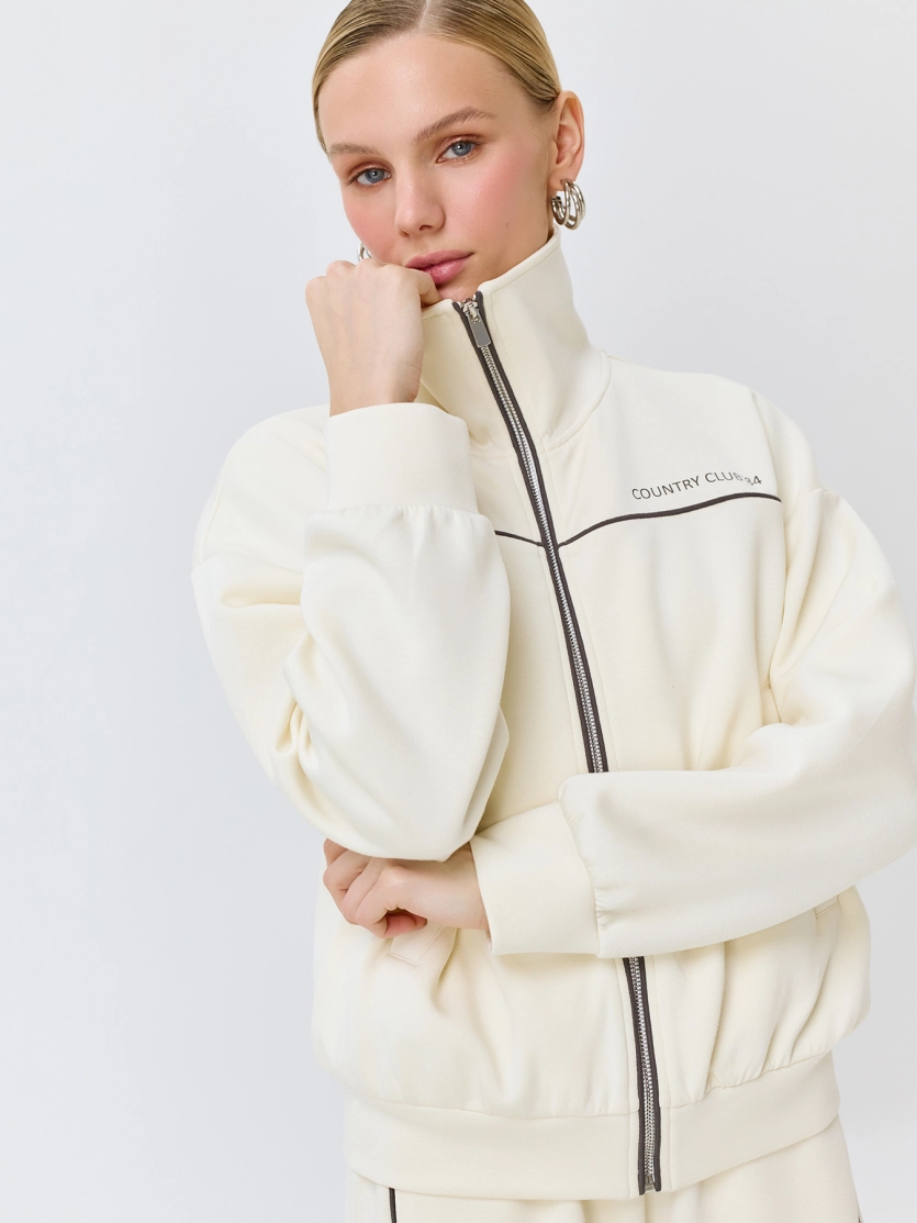 Трикотажный бомбер в спортивном стиле