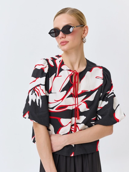 Укороченная блузка с акцентным вырезом