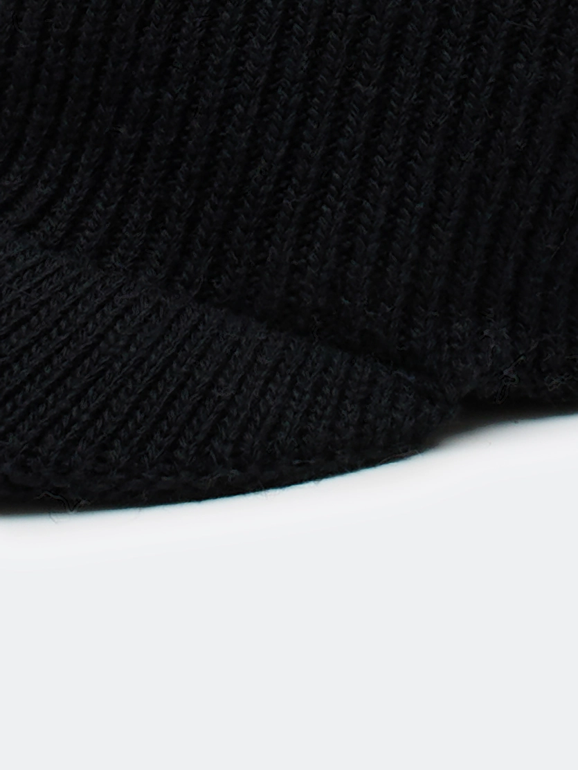 Вязаная кепка с козырьком 