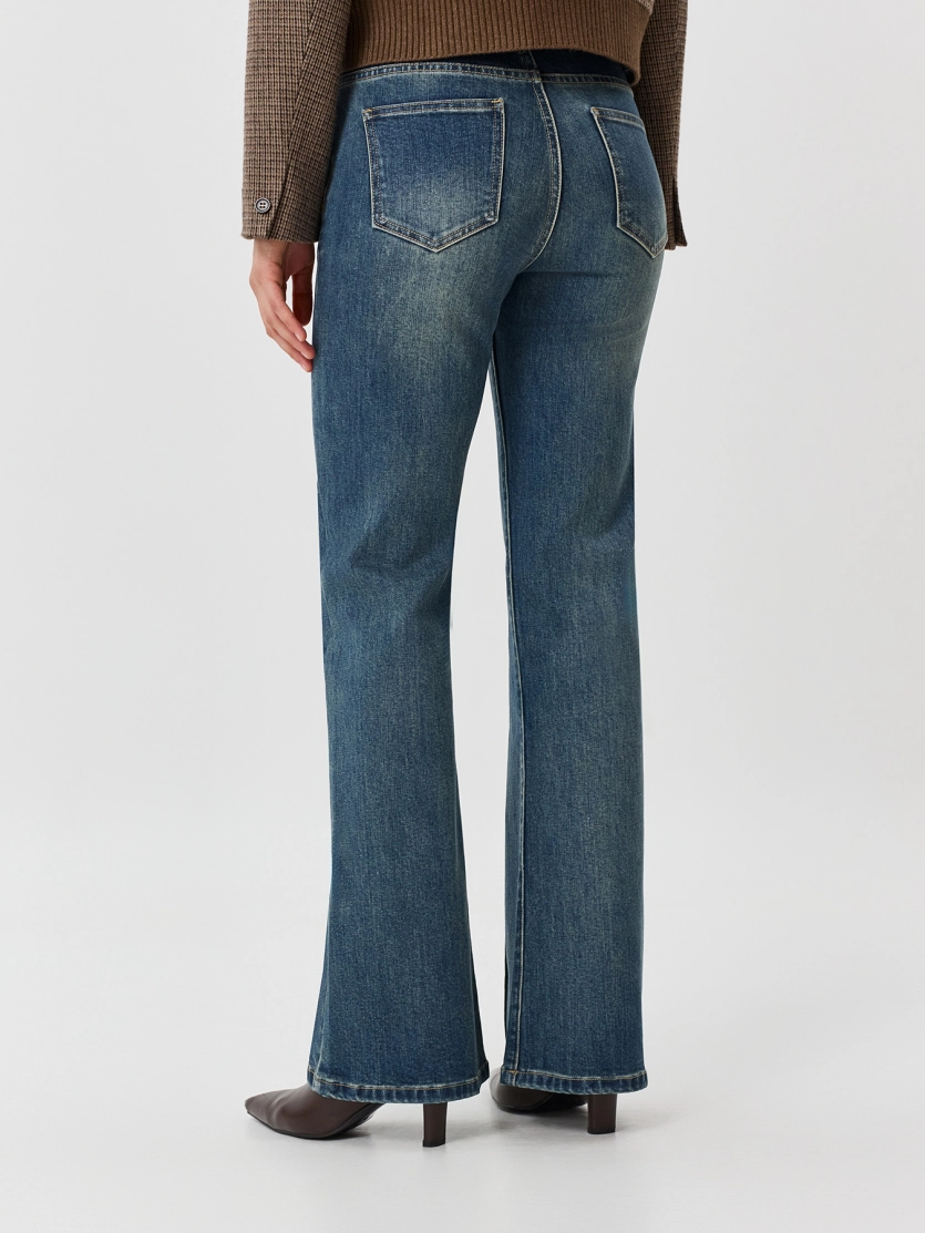 Джинсы Boot cut с акцентными стрелками