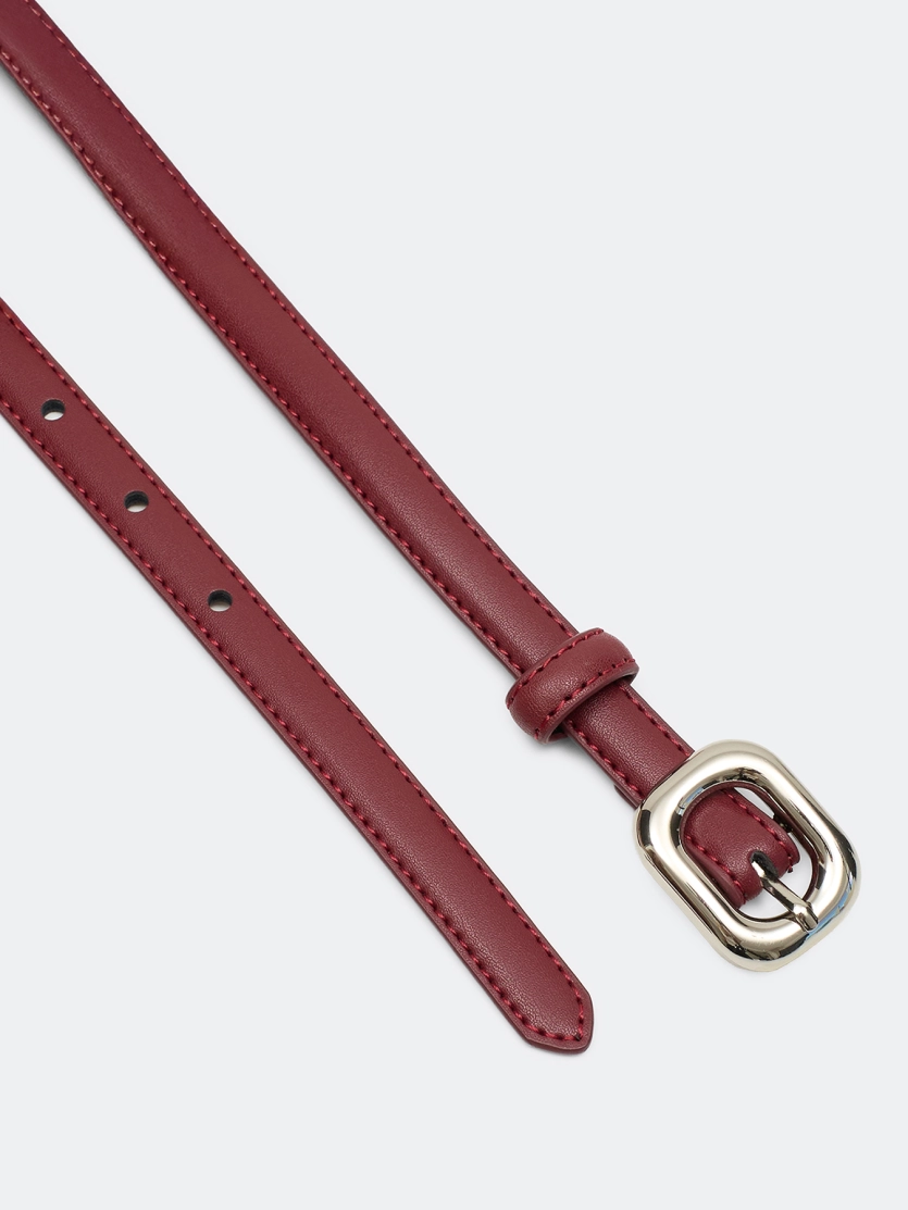Тонкий кожаный ремень с акцентной пряжкой