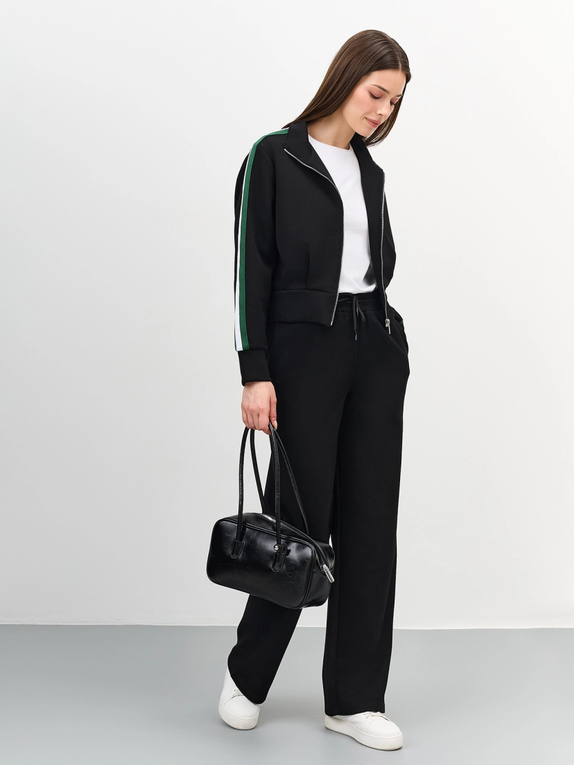 Трикотажный бомбер в спортивном стиле