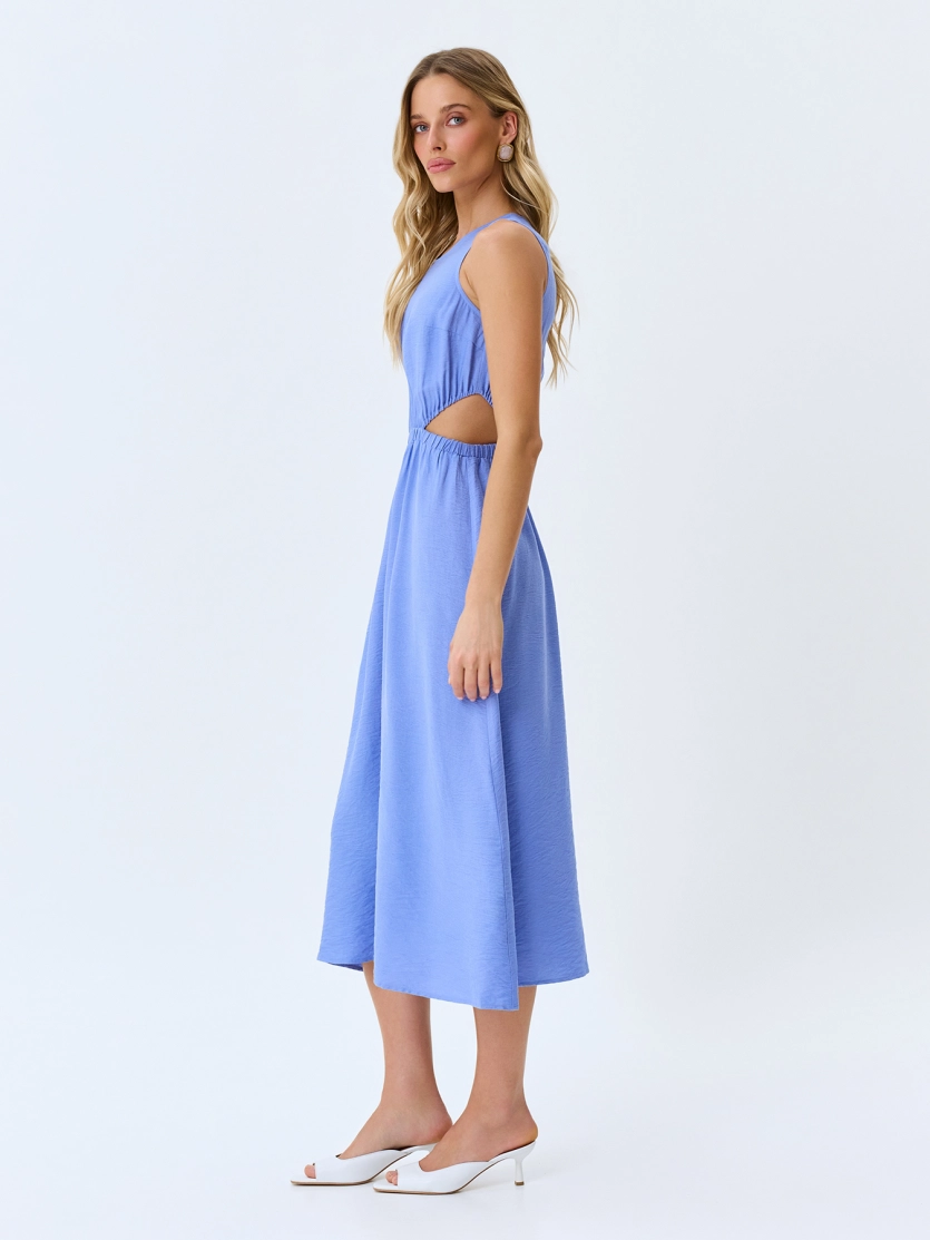 Яркое платье из района с вырезами