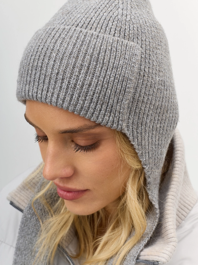 Шапка-чепчик с шерстью